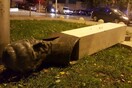Προσπαθούσε να ρίξει ένα αντιφασιστικό μνημείο κι αυτό τον «εκδικήθηκε» πέφτοντας πάνω του