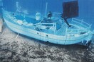 H εμβολισμένη λάντζα από την τραγωδία της Αίγινας στο βυθό της θάλασσας