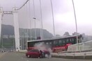 Σοκαριστικό βίντεο καταγράφει λεωφορείο να πέφτει από γέφυρα ύστερα από τσακωμό του οδηγού με επιβάτη