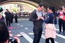 Το ίντερνετ διχάστηκε με αυτή την πρόταση γάμου