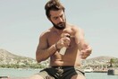 O Ντάνος πασαλείβεται με αντηλιακό και ποζάρει για την πρώτη του διαφήμιση