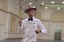O Pharrell έβαλε στη μαύρη λίστα τον Τραμπ - Έπαιξε το «Happy» μετά την επίθεση στη συναγωγή