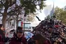 «Ρίξτε παπούτσια και όχι βόμβες»- Μια πρωτότυπη διαμαρτυρία κατά του βομβαρδισμού αμάχων (ΒΙΝΤΕΟ)