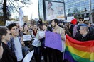 Οι Ρουμάνοι ψηφίζουν σε δημοψήφισμα που τροφοδοτεί την ομοφοβία και το μίσος
