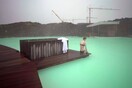 Βουτιές στη γαλάζια λίμνη της Ισλανδίας που θερμαίνεται από τη λάβα ενός ηφαιστείου