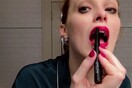 H Karen Elson κάνει το σωστότερο μέικαπ για μια βραδινή έξοδο στο Μανχάταν
