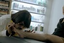 «Σεξιστική και άθλια» διαφήμιση με τον Τόνι Σφήνο καταγγέλλει ο Φαρμακευτικός Σύλλογος Αττικής