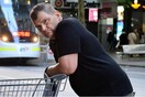 Ο ήρωας της Μελβούρνης: Άστεγος απέκρουσε δράστη επίθεσης με ένα καροτσάκι σουπερμάρκετ