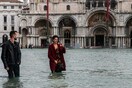 Κολύμπι στην πλατεία του Αγίου Μάρκου και «αμφίβιοι» σερβιτόροι στην πλημμυρισμένη Βενετία (BINTEO)