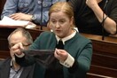 Γιατί αυτή η εξοργισμένη βουλευτής ύψωσε ένα δαντελένιο στρινγκ μέσα στο κοινοβούλιο της Ιρλανδίας
