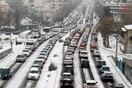 Χάος στη Θεσσαλονίκη από τον χιονιά - Προβλήματα με τις αλατιέρες και τις υδροφόρες