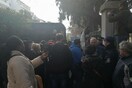 Ένταση στην Ηρώδου Αττικού - Τα ΜΑΤ εμπόδισαν τις καθαρίστριες να φτάσουν στο Μαξίμου