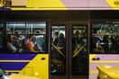 Επίθεση οπαδών σε τρόλεϊ στο κέντρο της Αθήνας