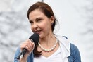 Το ποίημα που απήγγειλε η ηθοποιός Ashley Judd στην Πορεία των Γυναικών και έγινε viral ανήκει σε μια 19χρονη εργαζόμενη στα Dunkin' Donuts