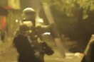 Εξάρχεια: Άντρας των ΜΑΤ χτυπά με ασπίδα νεαρό που έχει συλληφθεί και φορά χειροπέδες