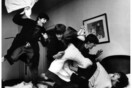Ο μαξιλαροπόλεμος των Beatles: η ιστορία πίσω από την θρυλική φωτογραφία