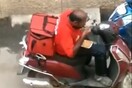 Ντελιβεράς έτρωγε από το φαγητό των πελατών πριν το παραδώσει