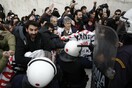 Σύνταγμα: Μεγάλη πορεία και συγκέντρωση των εκπαιδευτικών με εντάσεις