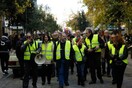 Κίτρινα γιλέκα βγήκαν στην Ερμού ως ένδειξη συμπαράστασης στο Παρίσι