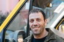 Ο Σπύρος πηγαίνει τα παιδιά με ασφάλεια στο σχολείο κάθε πρωί κι αυτά του σκαρώνουν μαντινάδες