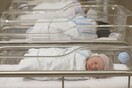 Ξεκίνησε το πρόγραμμα μετακίνησης βρεφών από δημόσια μαιευτήρια σε ανάδοχες οικογένειες