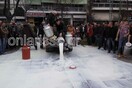 Λάρισα: Κτηνοτρόφοι έχυσαν γάλα έξω από την Περιφέρεια Θεσσαλίας