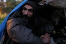O ήρωας αυτού του νέου ελληνικού ντοκιμαντέρ, αν και βρώμικος εκπέμπει φως μέσα από το άθλιο παράπηγμα του