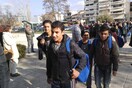 Με χειροκροτήματα και χορούς υποδέχτηκαν στη Λάρισα τα προσφυγόπουλα (βίντεο)
