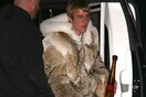 O Justin Bieber κάνει εμφάνιση με πληθωρική γούνα και εξοργίζει φιλόζωους και Peta