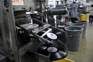 Αναρωτηθήκατε ποτέ τι συμβαίνει μέσα σε ένα εργοστάσιο παραγωγής δίσκων βινυλίου;