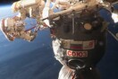 Εντυπωσιακός «διαστημικός περίπατος» από Ρώσους κοσμοναύτες που βγήκαν να ελέγξουν ρωγμή στο Soyuz