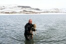 Ηρωικός αστυνομικός στην Τουρκία βούτηξε σε παγωμένη λίμνη για να σώσει ένα σκυλί