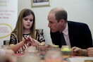 Ο πρίγκιπας Ουίλιαμ παρηγορεί ορφανό κοριτσάκι, αποκαλύπτοντας τι ένιωσε όταν σκοτώθηκε η μητέρα του