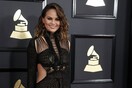 H Chrissy Teigen δηλώνει πως θα ταξιδέψει topless σε πτήση της United Airlines και δέχεται επίθεση από haters