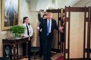 Η στιγμή που ο Τραμπ «πετάγεται» ξαφνικά μπροστά σε μαθητές για να τους κάνει έκπληξη