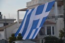 Κάτοικος στη Νέα Κίο κάλυψε το σπίτι του με μια τεράστια ελληνική σημαία