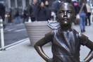 Το άγαλμα ενός ατρόμητου κοριτσιού στέκεται πλέον απέναντι από τον Ταύρο της ανδροκρατούμενης Wall Street