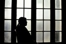 Guardian: Οι νόμοι στην Ελλάδα δεν υπερασπίζονται επαρκώς τις γυναίκες - θύματα βιασμού