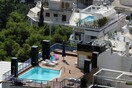 SZ: Οι Έλληνες καλύπτουν τις πισίνες με τέντες παραλλαγής για να τις κρύψουν από την εφορία