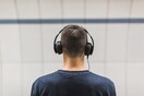 Οι millennials βλάπτουν την ακοή τους με τη δυνατή μουσική προειδοποιεί ο ΠΟΥ