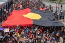 Μεγάλες διαδηλώσεις στην Αυστραλία υπέρ της κατάργησης της εθνικής εορτής