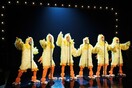 Οι Backstreet Boys επιστρέφουν θεαματικά ντυμένοι “κότες”