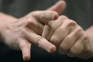 Τι συμβαίνει όταν «σπάμε» τα δάκτυλά μας