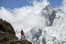 Η Κίνα μειώνει τους επισκέπτες στο Έβερεστ για να μαζέψει τα πτώματα των ορειβατών