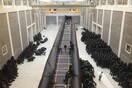 To νέο, γιγαντιαίο έργο τέχνης του Άι Γουέι Γουέι για την προσφυγική κρίση που εμπνεύστηκε από το ταξίδι του στη Λέσβο