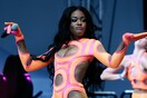 Η Azealia Βanks παραδέχτηκε πως δάγκωσε μια γυναίκα στο στήθος και για να γλιτώσει τη φυλακή ξεκινά μαθήματα διαχείρισης θυμού