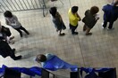 Γαλλία: Η έκκληση του Ολάντ και οι σέλφι του Μακρόν-Οι υποψήφιοι την ώρα που ψηφίζουν