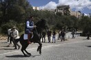 Η έφιππη πομπή της documenta 14 κάτω απ' την Ακρόπολη