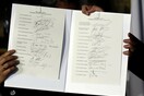 Ρώμη: Η Μέρκελ γελάει με την τεράστια υπογραφή του Αναστασιάδη στο κείμενο της Διακήρυξης