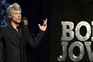 O Jon Bon Jovi προσφέρει δωρεάν γεύματα και με μια ανάρτηση στο Facebook εξηγεί το γιατί